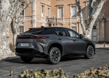 سيارة لكزس RZ موديل 2024