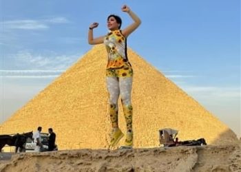 شاهد .. شمس الكويتية تستعرض جمالها أمام أبو الهول