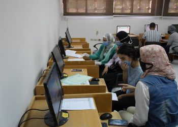 مجموعة من الطلاب في مكتب التنسيق