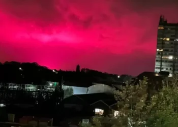 شاهد .. رعب في بريطانيا بسبب ظاهرة غير متوقعة بالسماء