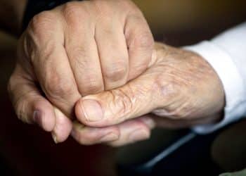 بطاقة امتياز الرقمية لكبار السن .. الموارد البشرية تكشف عن المميزات والخطوات