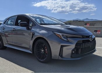 كورولا GR أم جولف R .. أيهما الأفضل لعشاق القيادة الرياضية؟