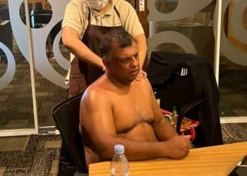 رئيس شركة AirAsia بدون ملابس في قاعة الاجتماعات .. والسبب لا يصدق