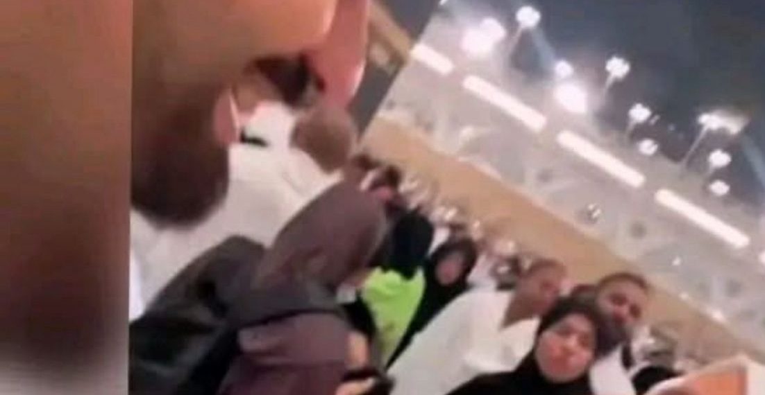 زوجة تطلب القسم من زوجها أمام الكعبة المشرفة