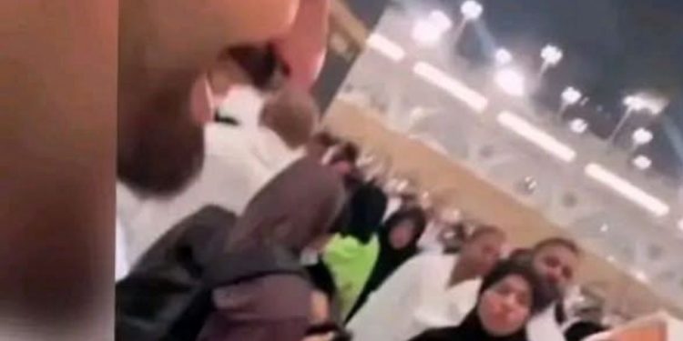 زوجة تطلب القسم من زوجها أمام الكعبة المشرفة