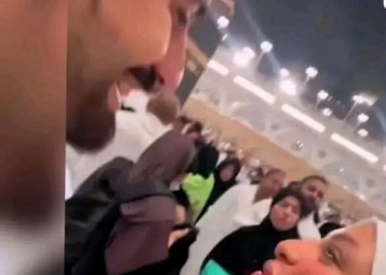 زوجة تطلب القسم من زوجها أمام الكعبة المشرفة