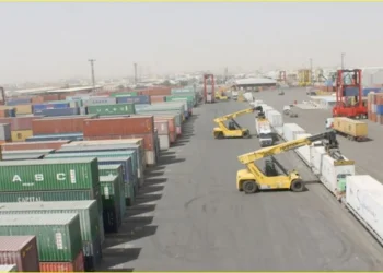 ميناء 6 أكتوبر الجاف يتضمن بعض الحاويات