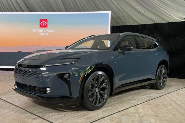 كراون سيجنيا 2025