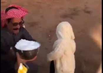 شاهد .. ناقة ترفس طفل في السعودية بسبب شربه حليبها