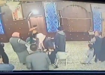 شاهد .. طعن 4 مصلين في هجوم بسكين داخل مسجد في الأردن