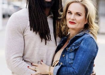 شاهد .. خمسينية تعثر على حب حياتها مع شاب يصغرها بجيل كامل