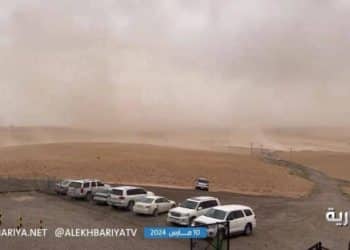 عاصفة ترابية تُخيم على سماء “تمير” قبل تحري هلال رمضان .. شاهد