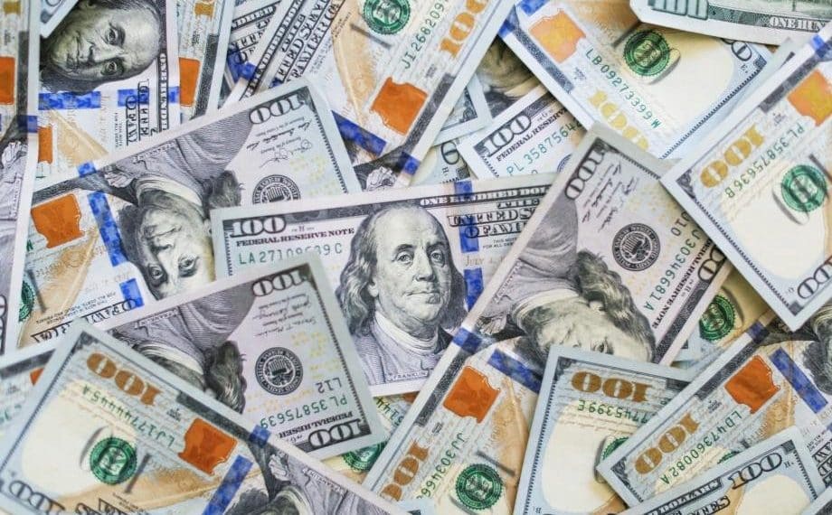 سعر 100 دولار في العراق اليوم