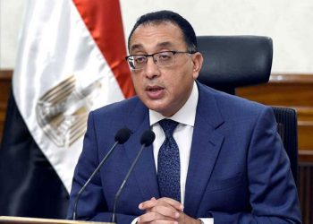 مصطفي مدبولي وخلفه علم مصر