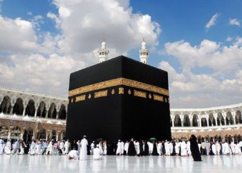 الكعبة الشريفة والمعتمرين