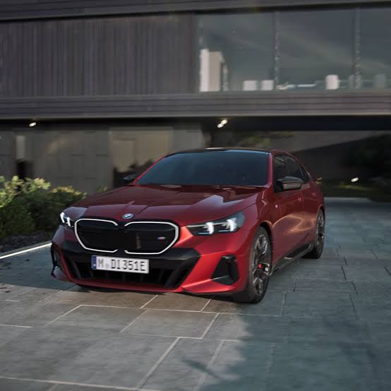 سيارة BMW i5 M60
