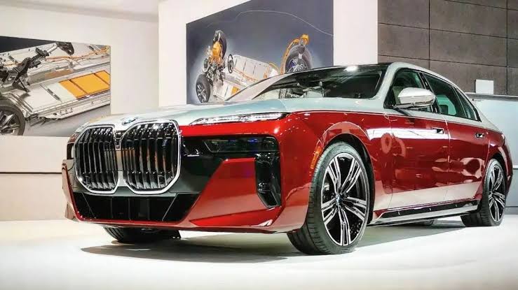 سيارة BMW i7 موديل 2023
