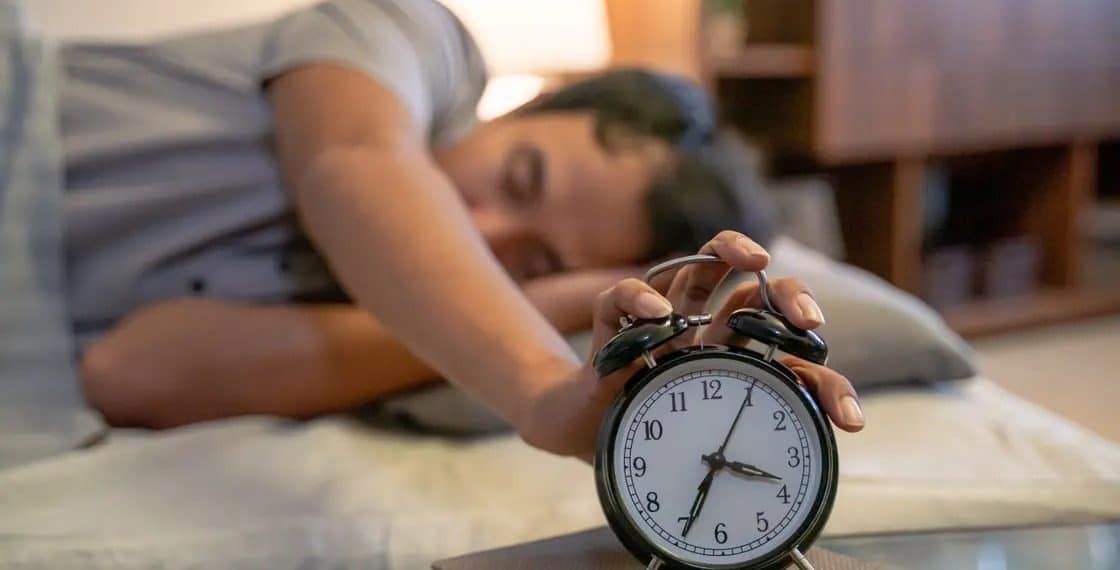 دراسة تفجر مفاجأة حول النوم بعد الضغط على زر الغفوة في الهاتف