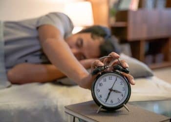 دراسة تفجر مفاجأة حول النوم بعد الضغط على زر الغفوة في الهاتف