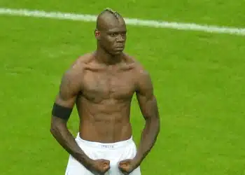 شاهد .. بالوتيلي يشعل النار في غرفة الملابس بالألعاب النارية