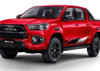 تويوتا هايلوكس 2023 لون أحمر