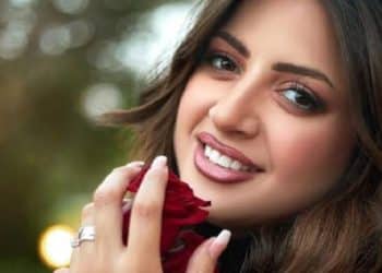 شاب يتعدي على مني فاروق داخل مول في مصر .. لن تتخيل ماذ فعلت معه