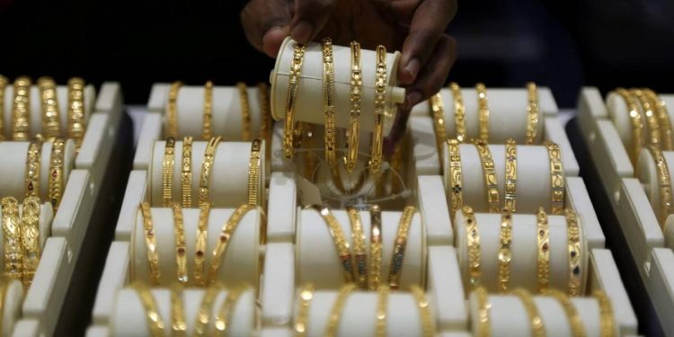 ذهب في فاترينة الصاغه