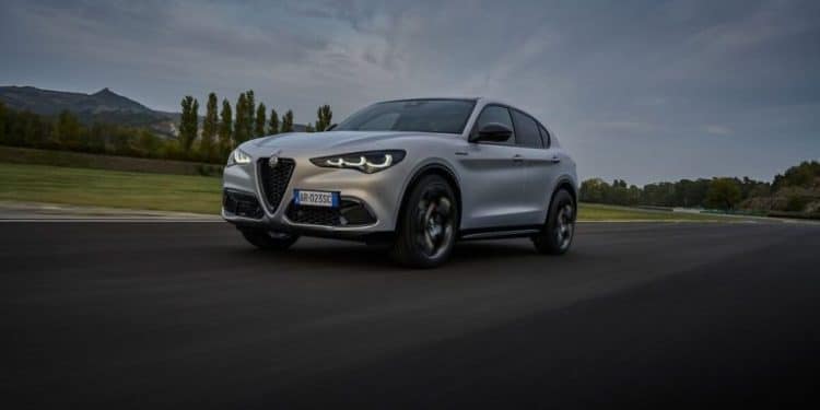 سيارة ألفا روميو ستيلفيو 2024 Veloce