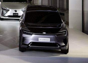 سيارة تويوتا bZ5x 2025