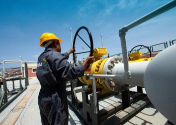 عامل في شركة طاقة عربية