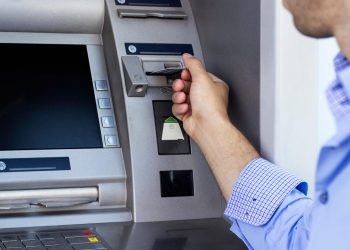السحب من ماكينة atm