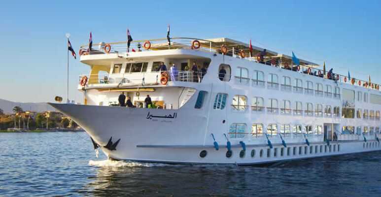 باخرة سياحية