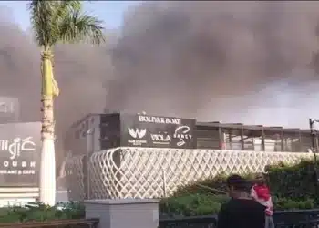 شاهد .. حريق ضخم يلتهم فندقًا عائمًا على النيل في مصر