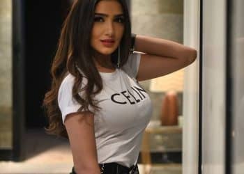 شاهد .. مي عمر تثير الجدل بالعباية الجديدة